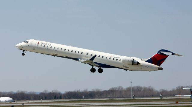 Canadair Regional Jet CRJ-900 (N200PQ)