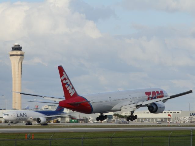 BOEING 777-300 (PT-MUF) - A LAN Cargo B777-200LRF.Taxiing! To your left!