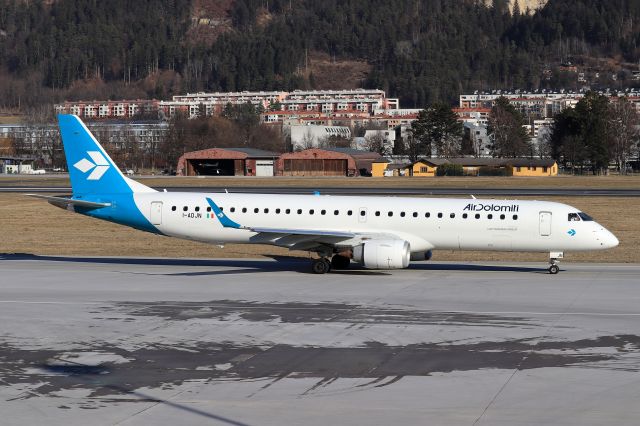 EMBRAER 195 (I-ADJN)