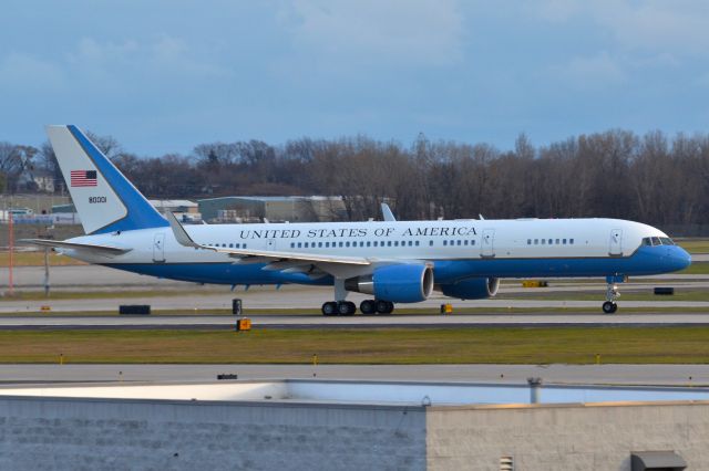 98-0001 — - Air Force One about to departing on runway 25L at Milwaukee