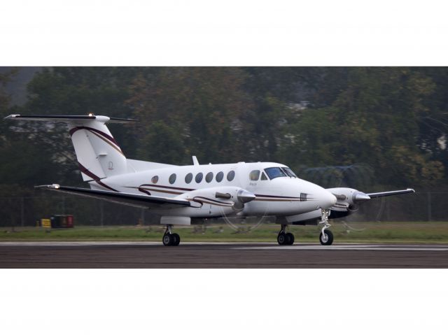 Beechcraft Super King Air 200 (N351CB) - Take off runwat 08 at Danbury CT.