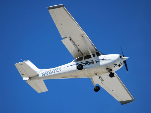 Cessna Skyhawk (N8902V) - CIRRUS HOLDINGS LLC on final for runway 2 at KJQF - 5/25/13