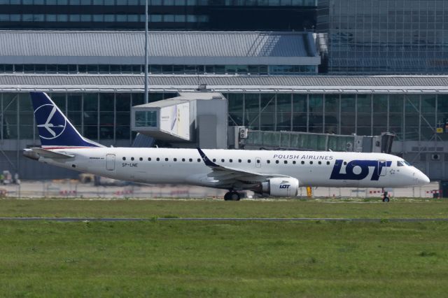 EMBRAER 195 (SP-LNE) - WAW SPOTTING