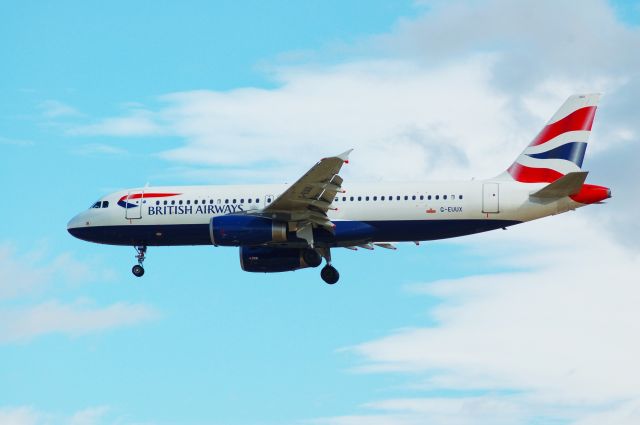 Airbus A320 (G-EUUX)