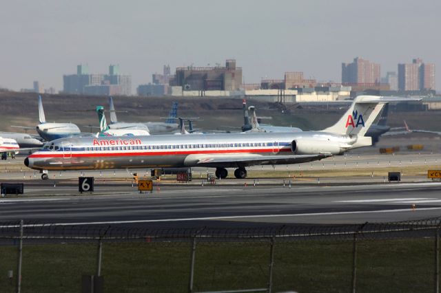 McDonnell Douglas MD-83 (N564AA)