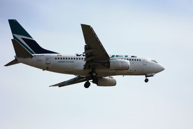 BOEING 737-600 (C-GWSL)