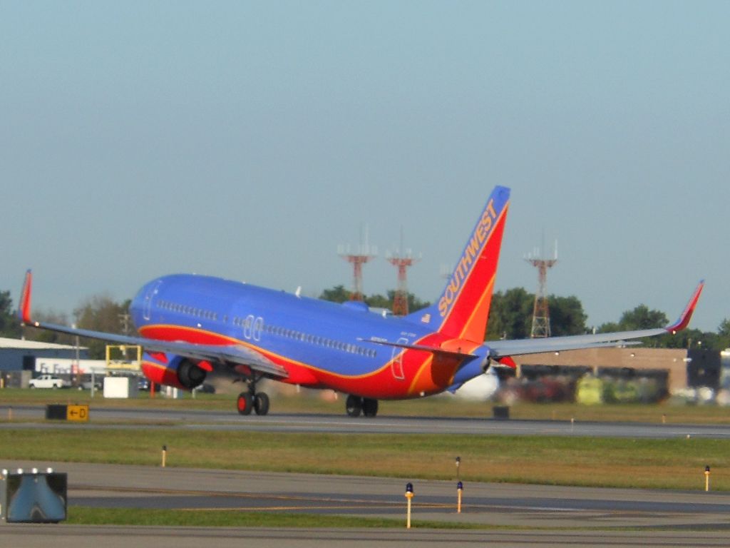 Boeing 737-800 (N8319F)