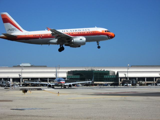 Airbus A319 (N742PS) - Landing on RWY 19R