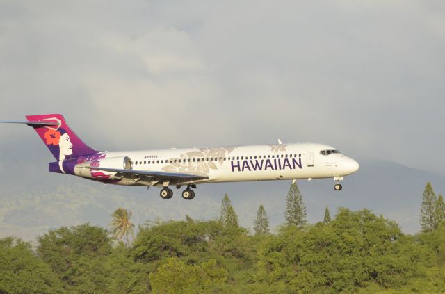 Boeing 717-200 (N495HA) - On final with the mountains of Oahu behind it.