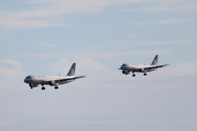 Airbus A320 (N444UA) - Parallel landing with United Airbus A319 (N838UA)