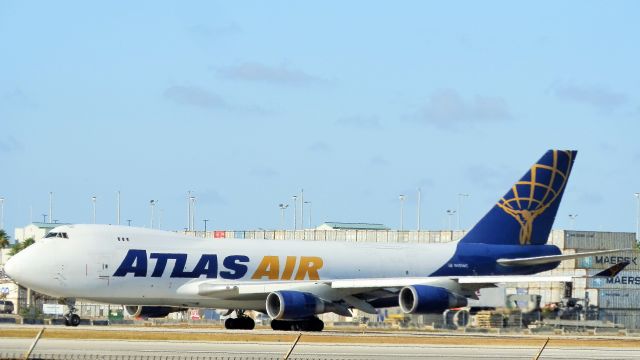 Boeing 747-400 (N499MC)