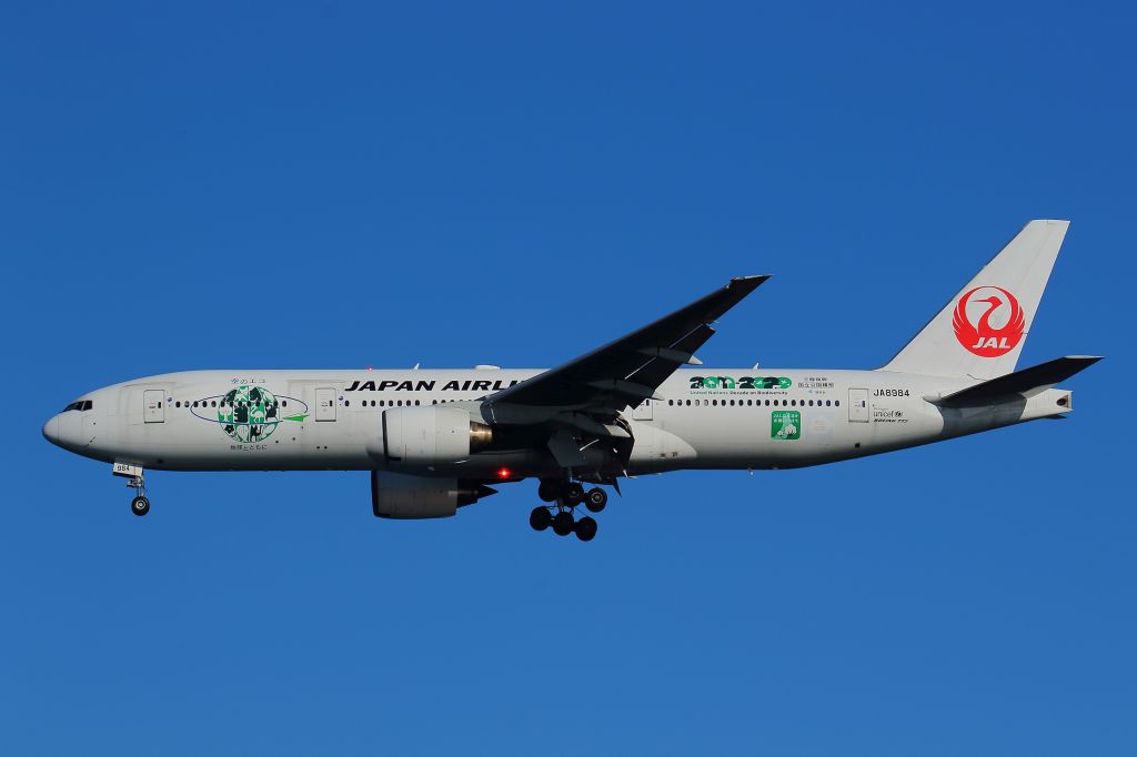 Boeing 777-200 (JA8984)