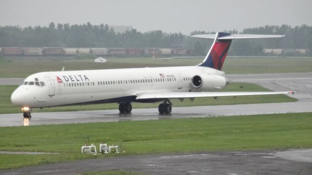 McDonnell Douglas MD-88 — - The usual for Rochester, the thrice-daily -88 from ATL. One of my all-time favorite planes!