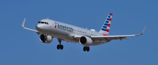 Airbus A321 (N424AN) - phoenix sky harbor international airport 10MAR21
