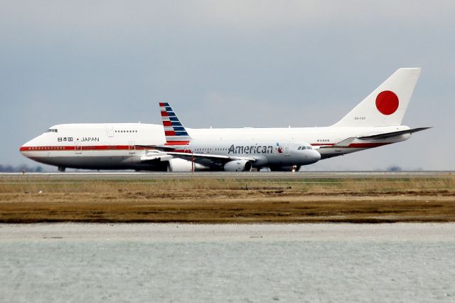 Boeing 747-400 (20-1102) - Japan Air Force 002 dwarfing AALs A319-132