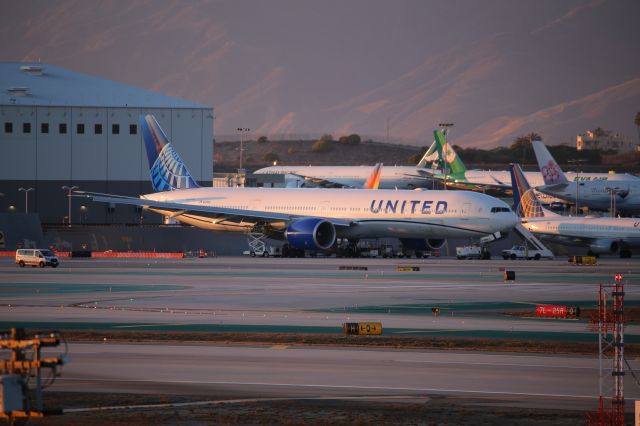 BOEING 777-300ER (N2250U)