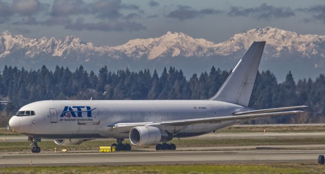 BOEING 767-200 (N739AX)