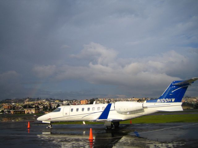 Learjet 40 (N100HW) - Feb 22, 2006 - Mariscal Sucre International Airport, Quito, Ecuador