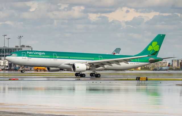 Airbus A330-300 (EI-EAV) - EIN129 touches down on runway 33R arriving from Dublin