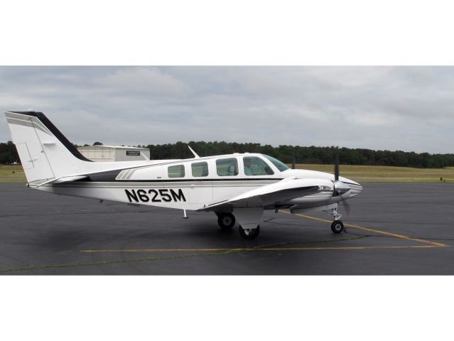 Beechcraft Baron (58) (N625M) - A very nice Baron.