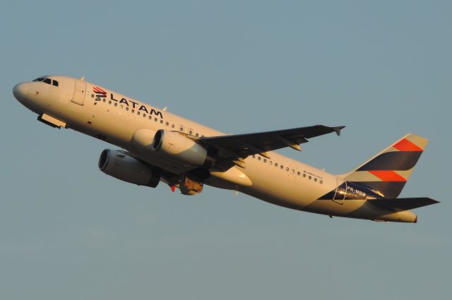Airbus A320 (PR-MBG)