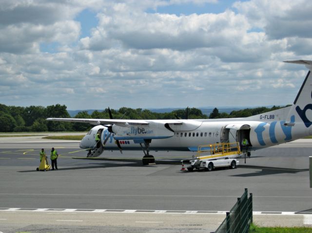 de Havilland Dash 8-400 (G-FLBB)