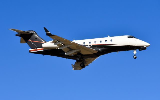 Bombardier Challenger 300 (N535FX)