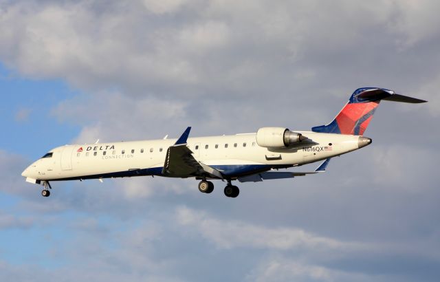 Canadair Regional Jet CRJ-700 (N616QX)