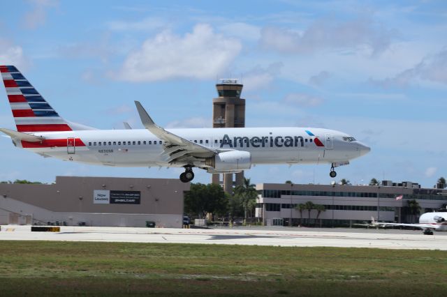 Boeing 737-800 (N836NN)
