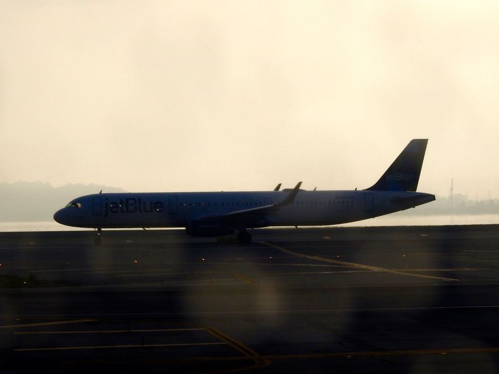 Airbus A321 (N937JB) - JBU434 SFO-BOS