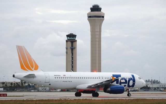 Airbus A320 (N401UA) - taxiing west on Q towards r-8R