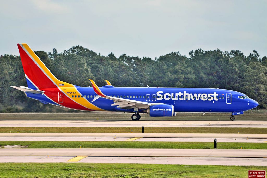 Boeing 737-800 (N8659D)
