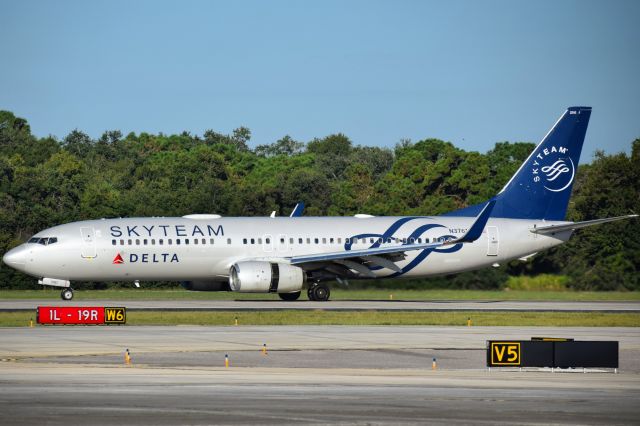 Boeing 737-800 (N3761R) - Delta Air Lines 737-800 painted in the SkyTeam Alliance livery arriving into Tampa from Cincinnati (CVG) as DL1302