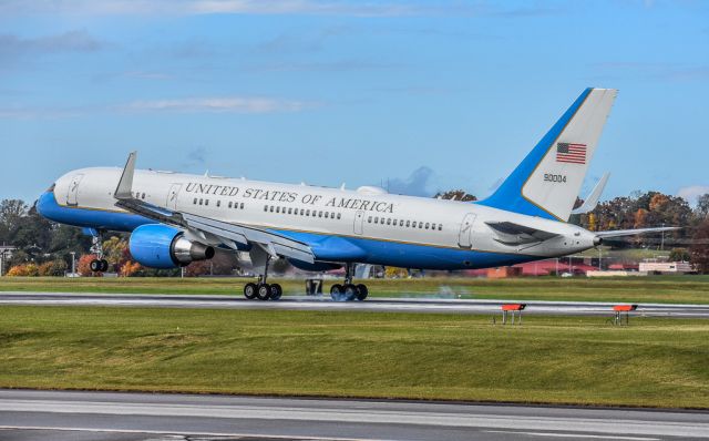 Boeing 757-200 (99-0004) - This C-32 (94-0004) was in the pattern for almost exactly two hours! It was great to be able to stay out and watch it!