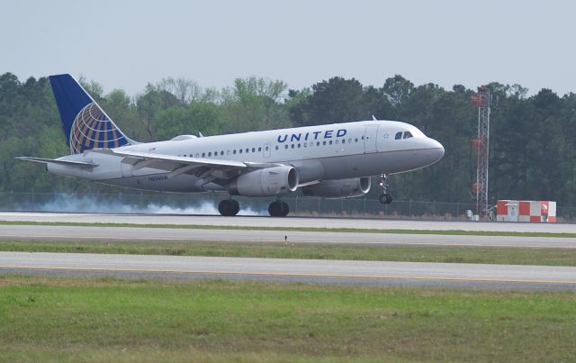 Airbus A319 (N826UA) - Touchdown runway 27 KIAH