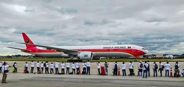 BOEING 777-300 (D2-TEH)