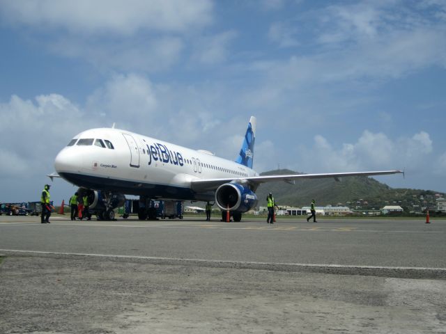 Airbus A320 (N536JB)