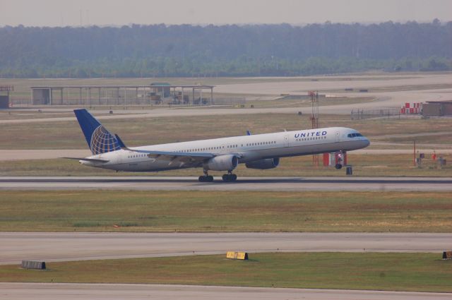 BOEING 757-300 (N77865) - 757 touching down on 8R.