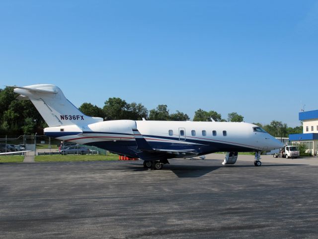 Bombardier Challenger 300 (N536FX)