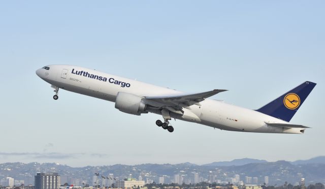 Boeing 777-200 (D-ALFC) - Departing LAX