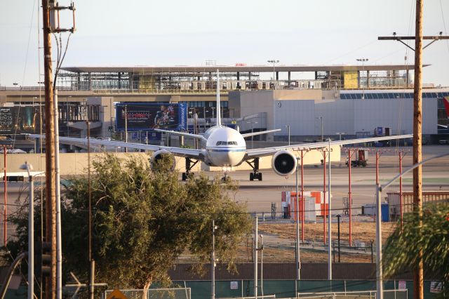 BOEING 777-300ER (B-2043)