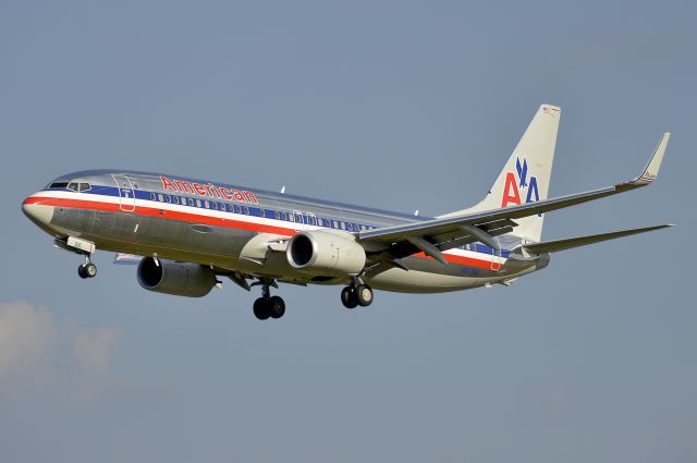 Boeing 737-800 (N893NN)