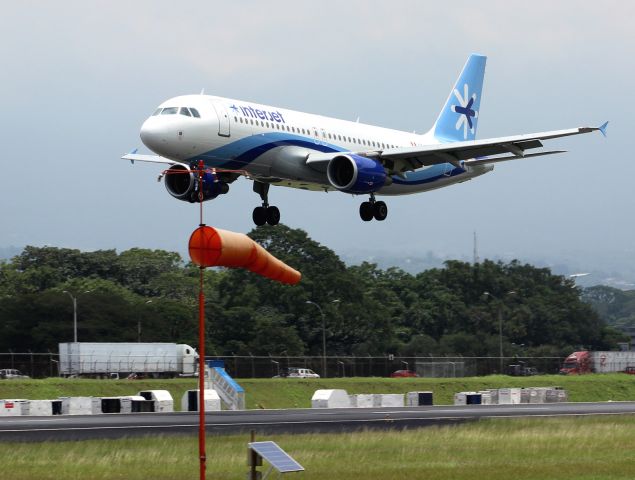 Airbus A320 (XA-MYR)
