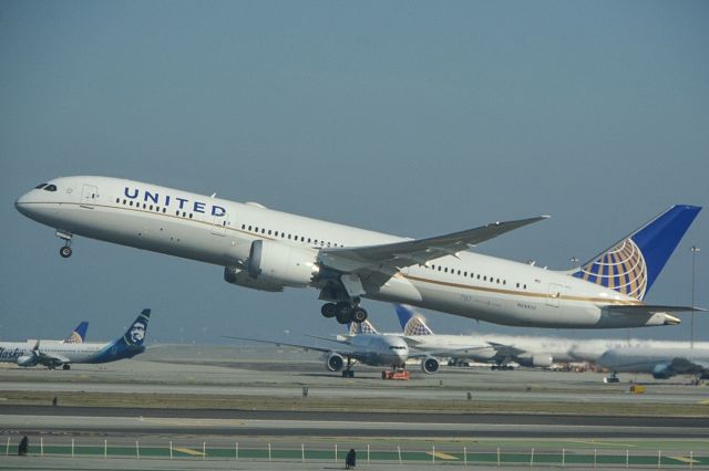 Boeing 787-8 (N24972) - Takeoff shot from the end of the quay