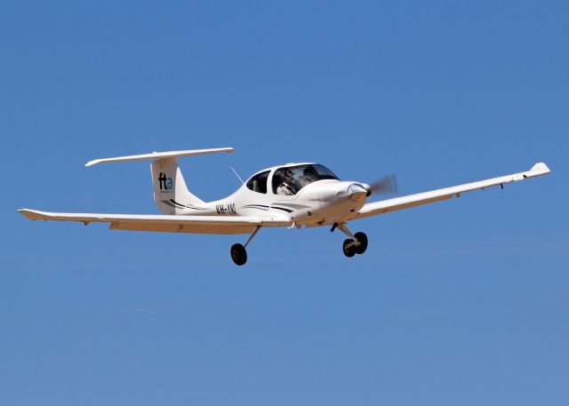 Diamond Star (VH-YNQ) - FLIGHT TRAINING ADELAIDE - DIAMOND DA-42 TWIN STAR - REG VH-YNQ (CN 42-1158) - PARAFIELD ADELAIDE SA. AUSTRALIA - YPPF (21/1/2014)TAKEN WITH A CANON 550D AND A CANON 300MM LENSE.