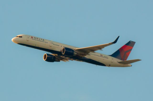 Boeing 757-200 (N686DA) - Delta 757-232 on approach to Boeing Field