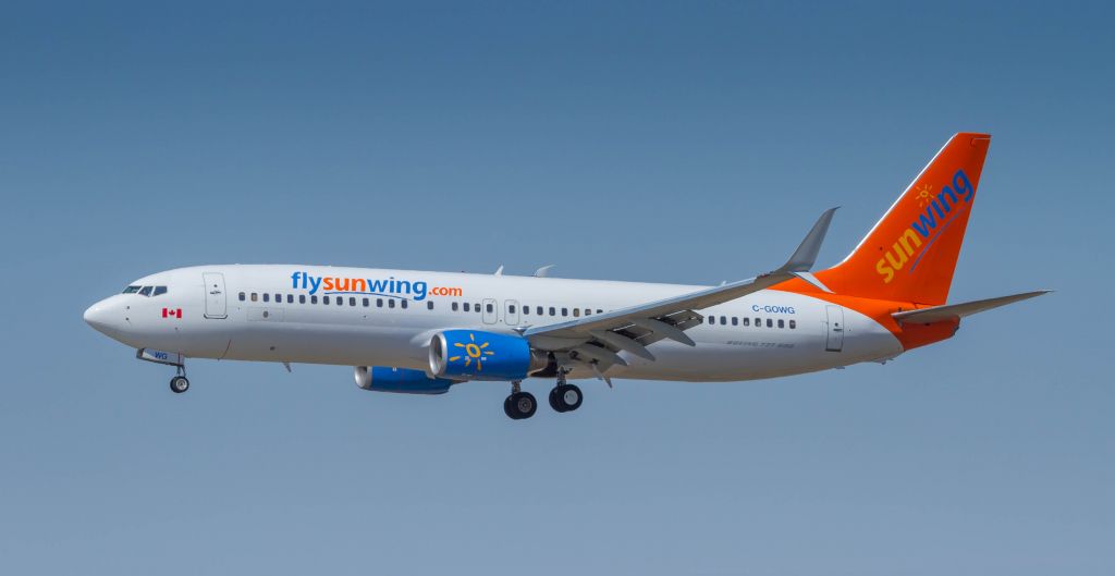 Boeing 737-800 (C-GOWG) - New winglets!