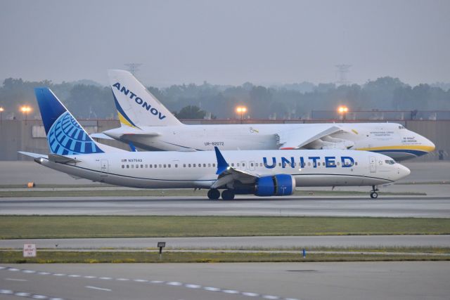 Boeing 737 MAX 9 (N37542) - Early morning arrival