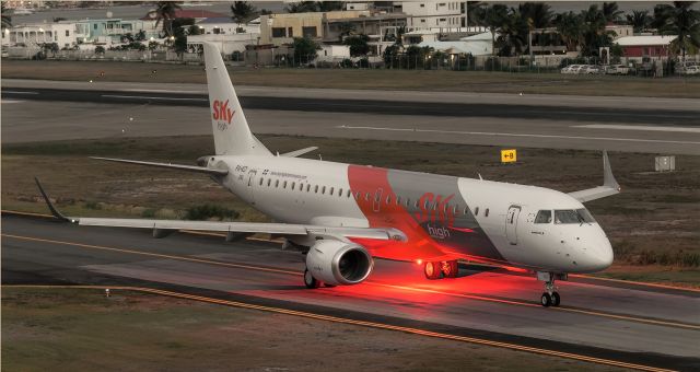 Embraer ERJ-190 (P4-KCI)