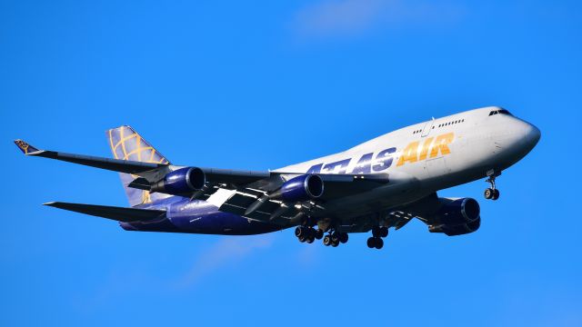 Boeing 747-400 (N429MC)